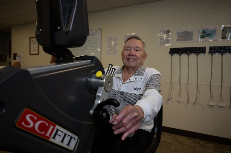 88-year-old Don Squier uses a cardiac rehabilitation machine.
